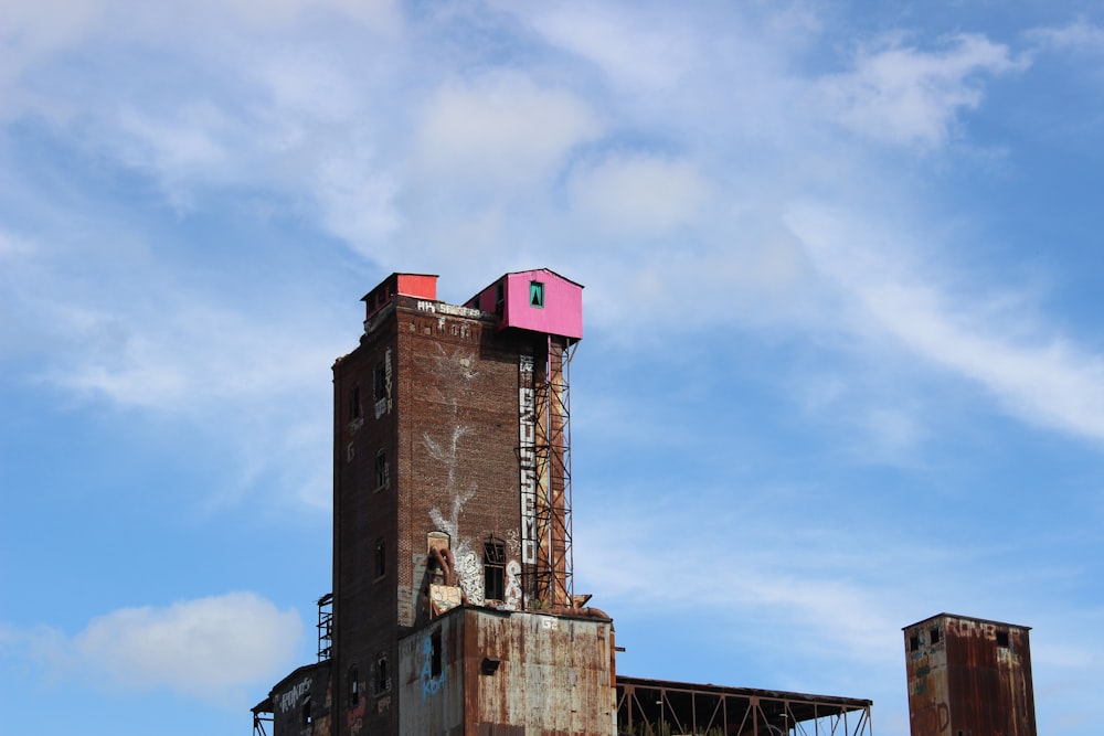 Edificio marrón