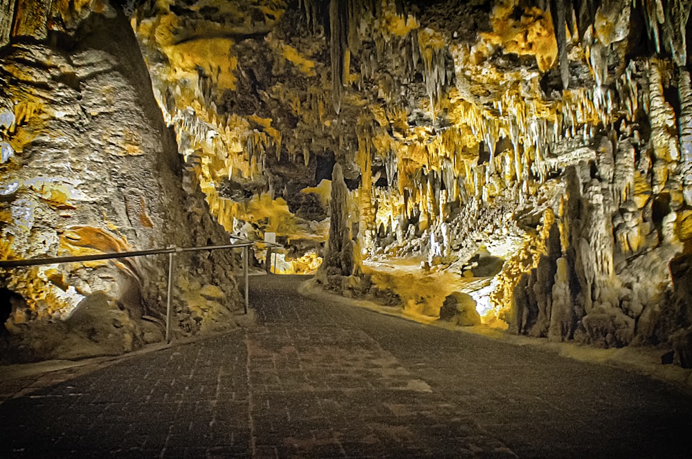 洞窟のコンクリートの床