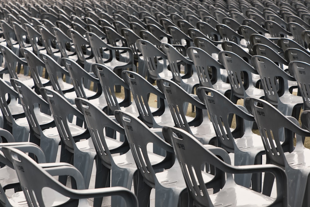 灰色のプラスチック製の肘掛け椅子の列