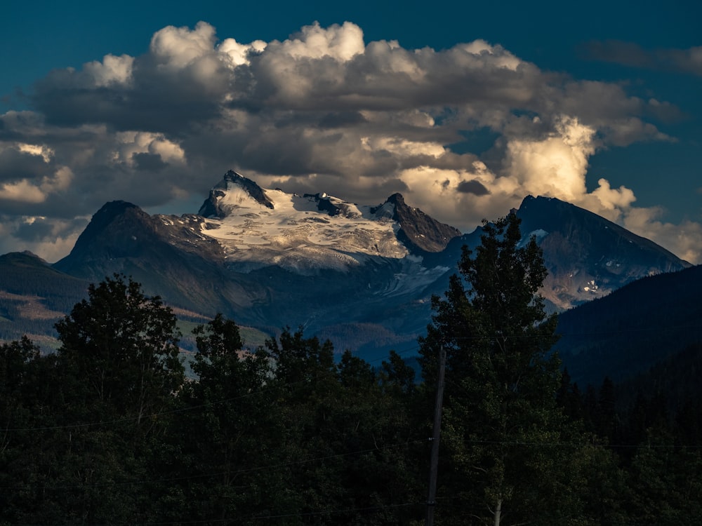 Montagnes blanches sous des nuages blancs