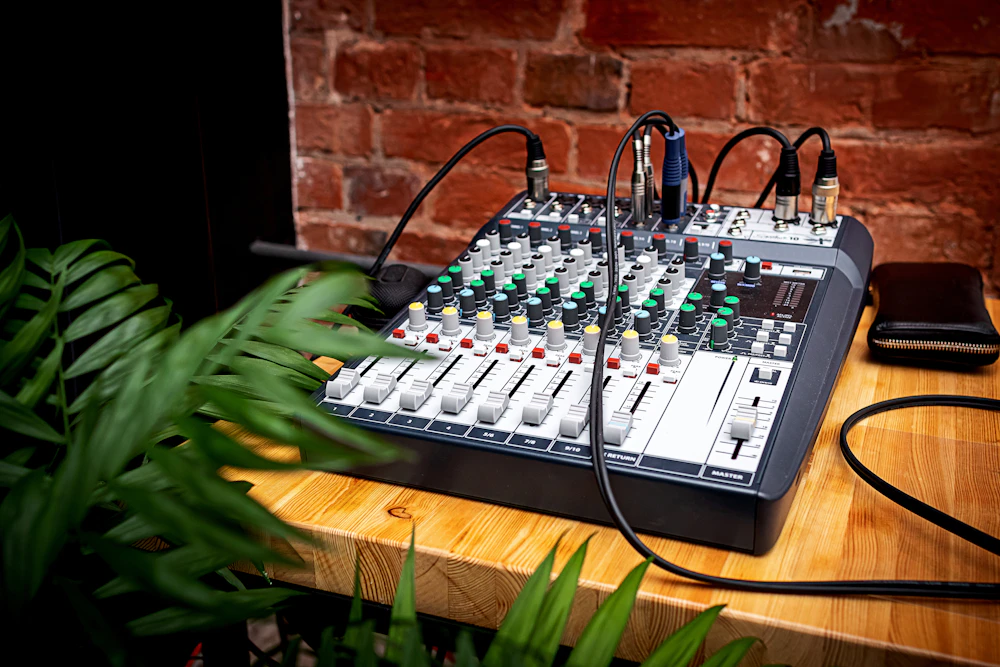 Compact studio audio interface with knobs