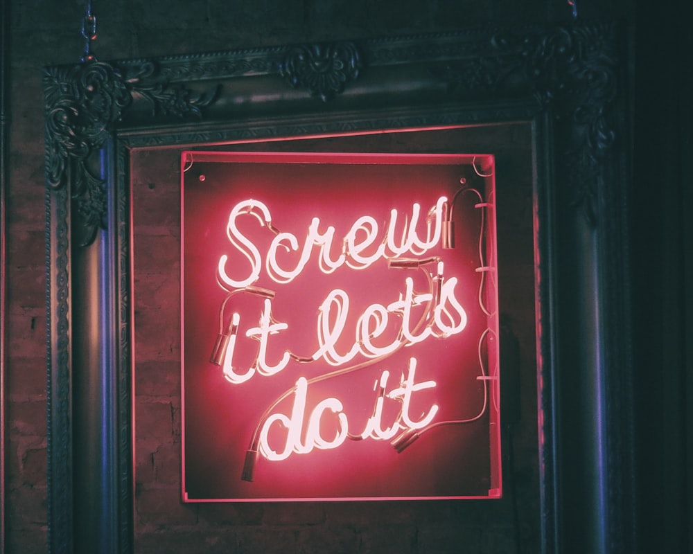 Screw It Let’s Do It Signalétique lumineuse au néon