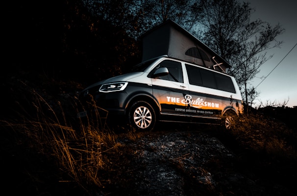 Evening scene of a huno3proyectos branded van parked outside a client’s property