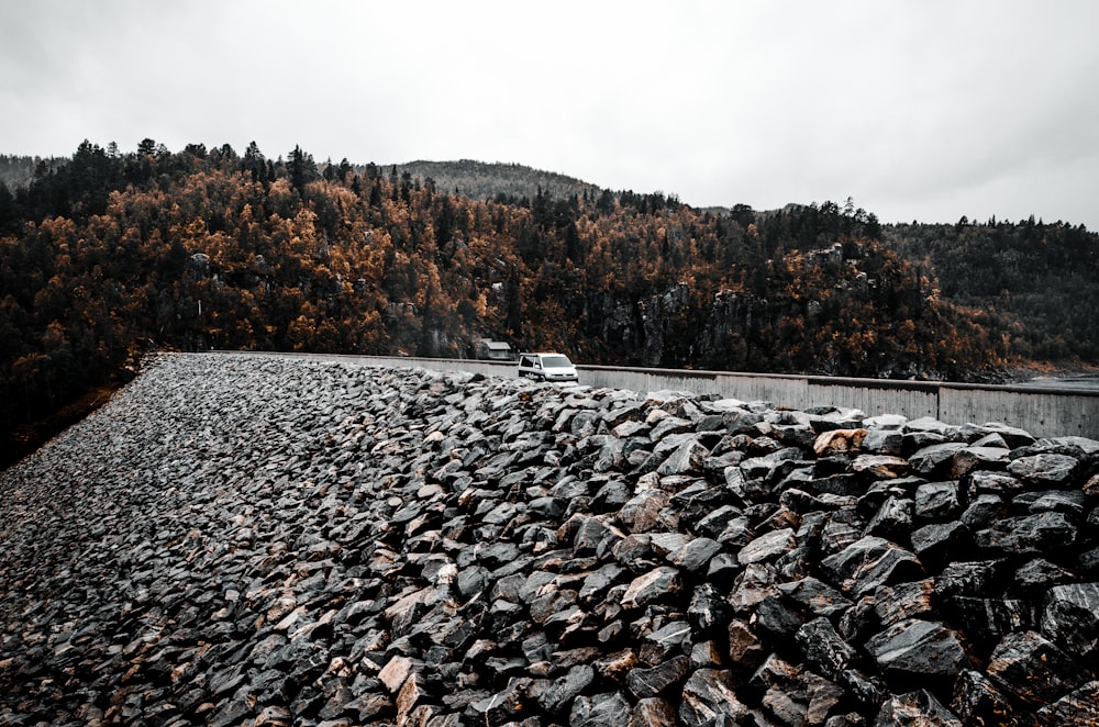 Una gran pila de rocas al costado de una carretera