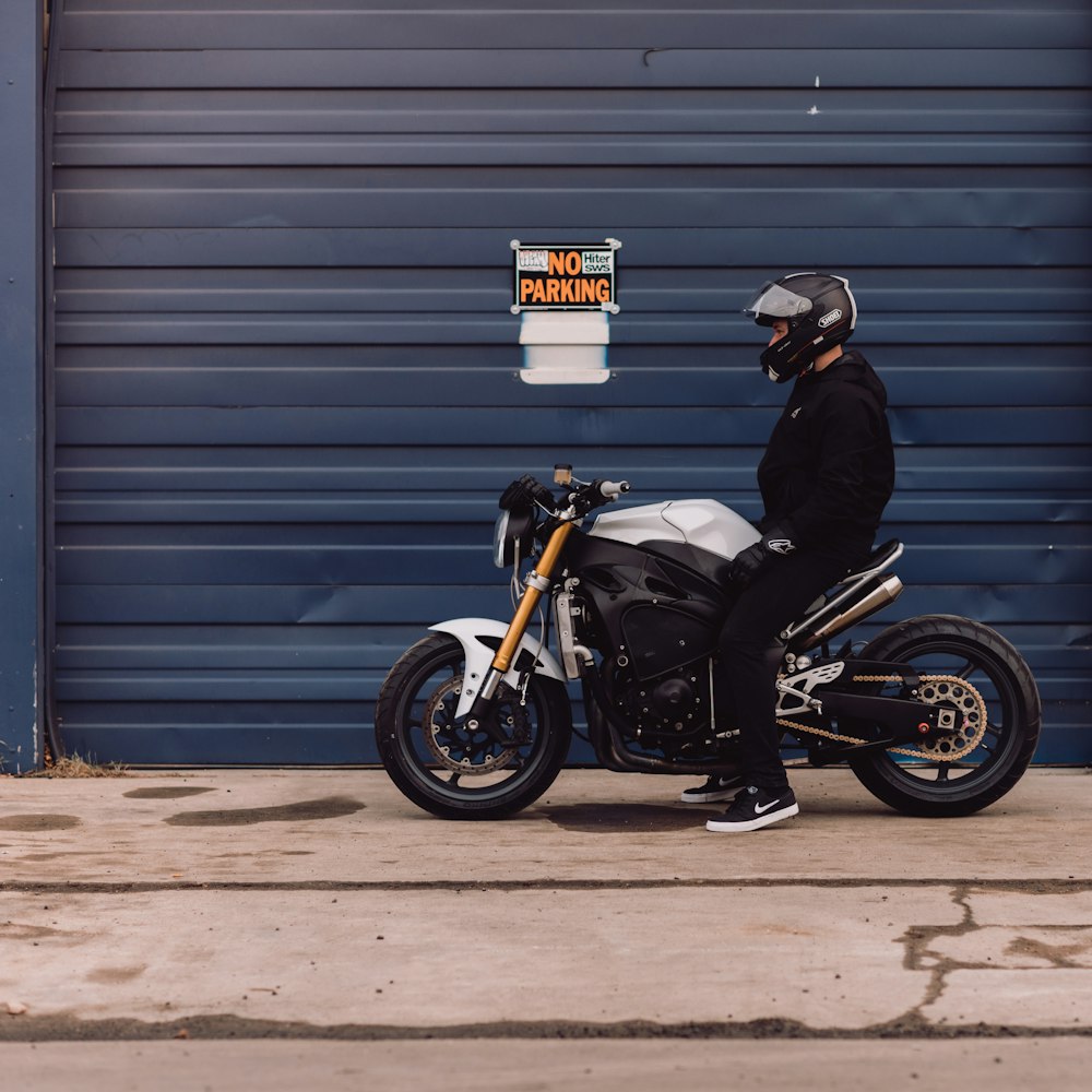 homem sentado na motocicleta durante o dia