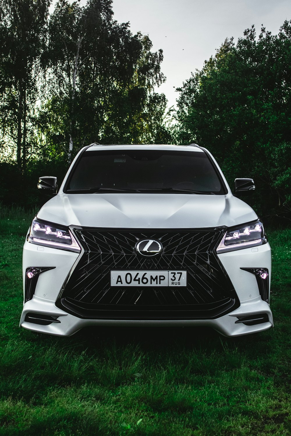 Vehículo Lexus blanco