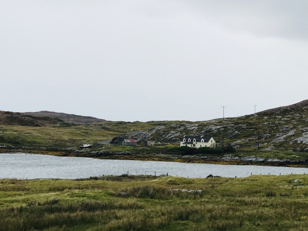 Häuser auf einer Wiese in der Nähe des Sees