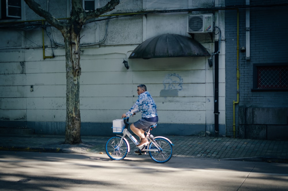 Foto eines Mannes mit flachem Fokus, der Fahrrad fährt
