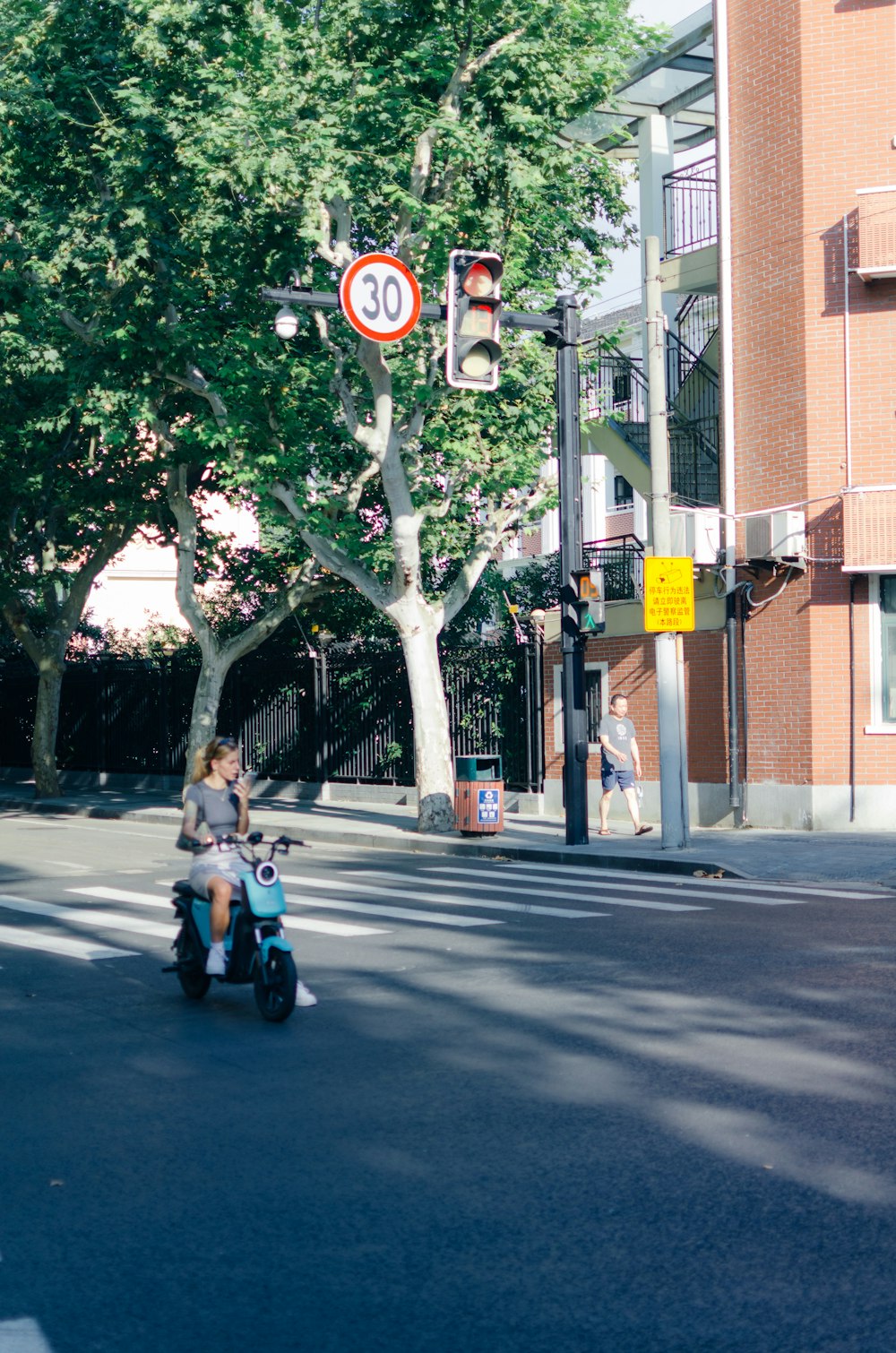 Donna che cavalca su scooter blu