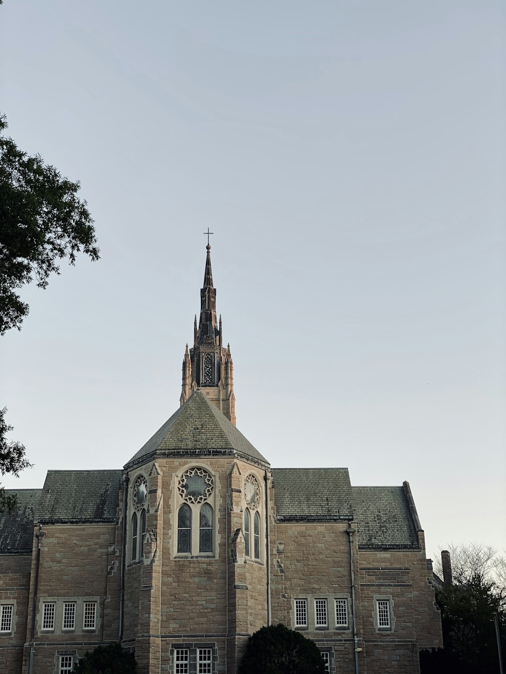 Cathédrale brune pendant la journée