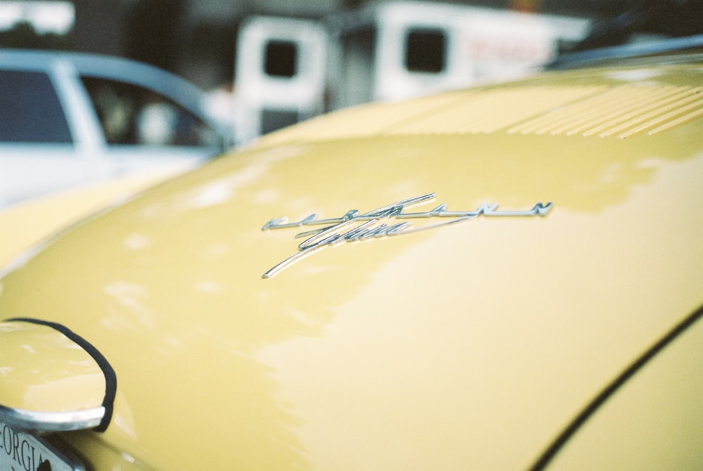 foto a fuoco superficiale di un'auto gialla