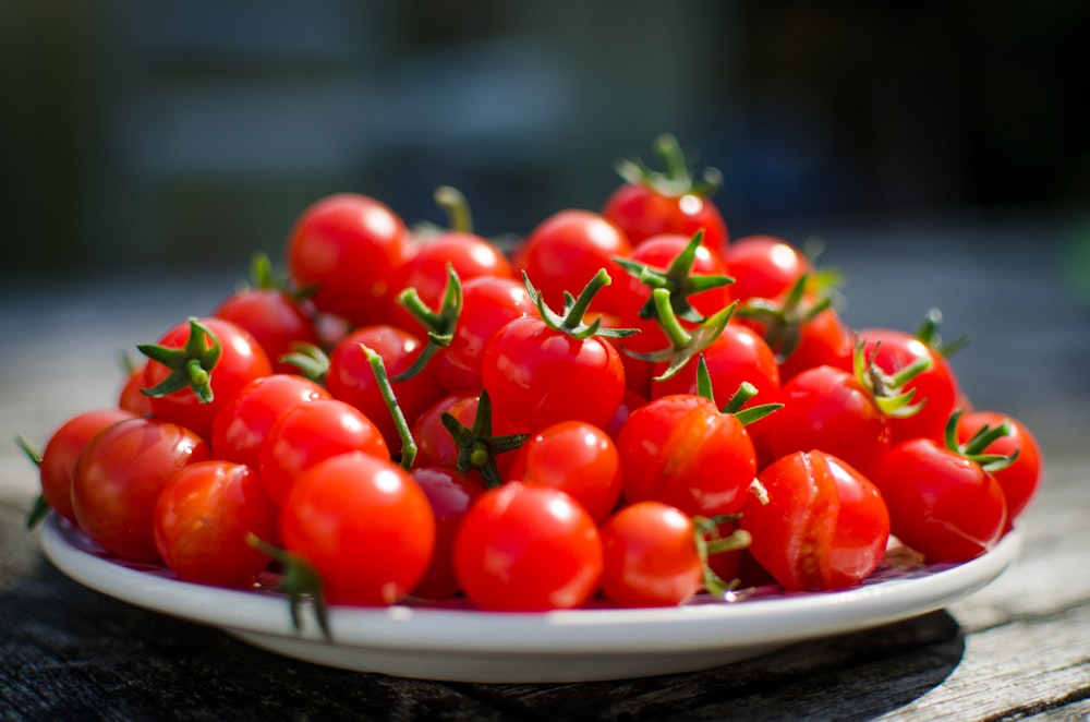 tomates cereja vermelhos em um prato