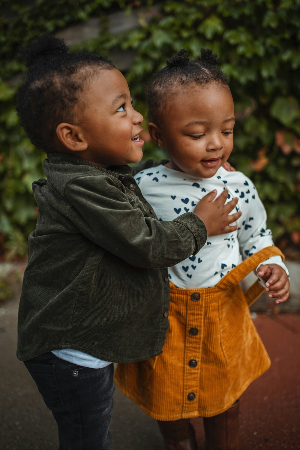 niño y niña rodeados de plantas