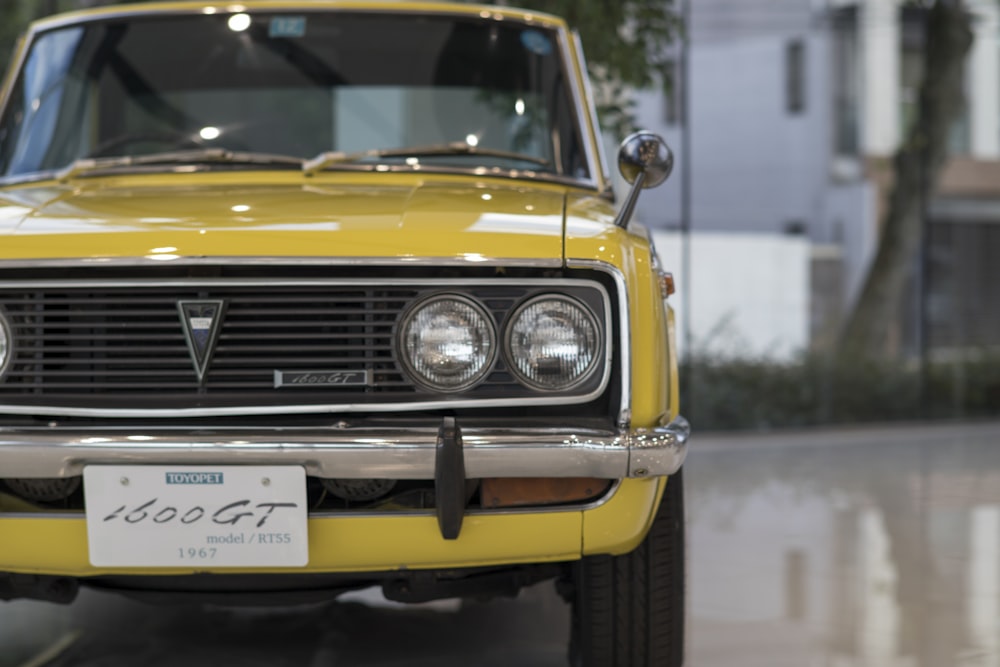 voiture jaune face à l’avant