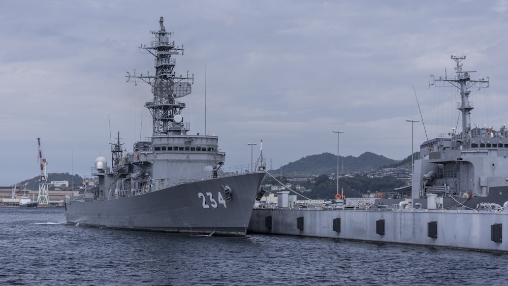 navi militari sull'acqua