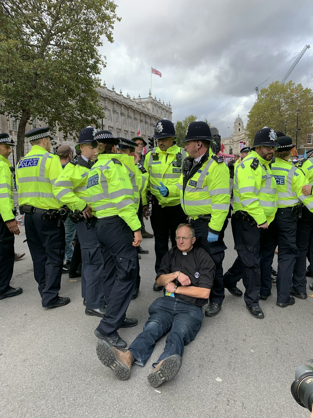 警察の前で地面に横たわる男
