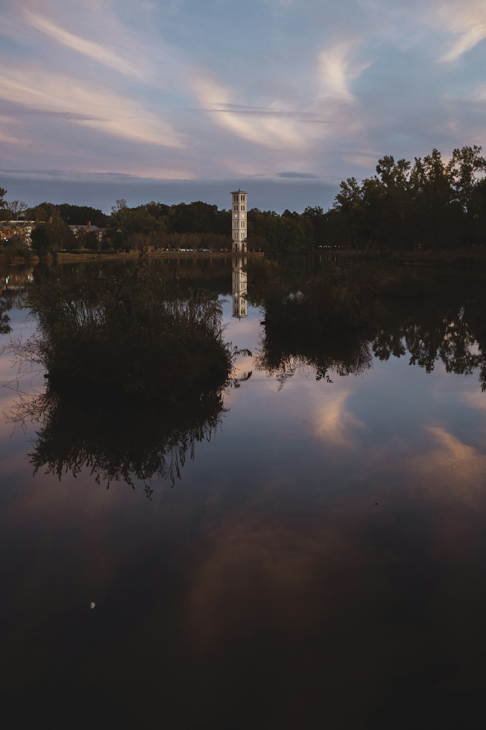 Specchio d'acqua attraverso la torre bianca