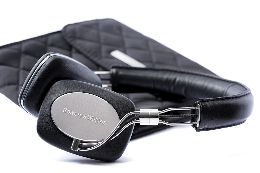 fones de ouvido pretos Bowers & Wilkins com estojo