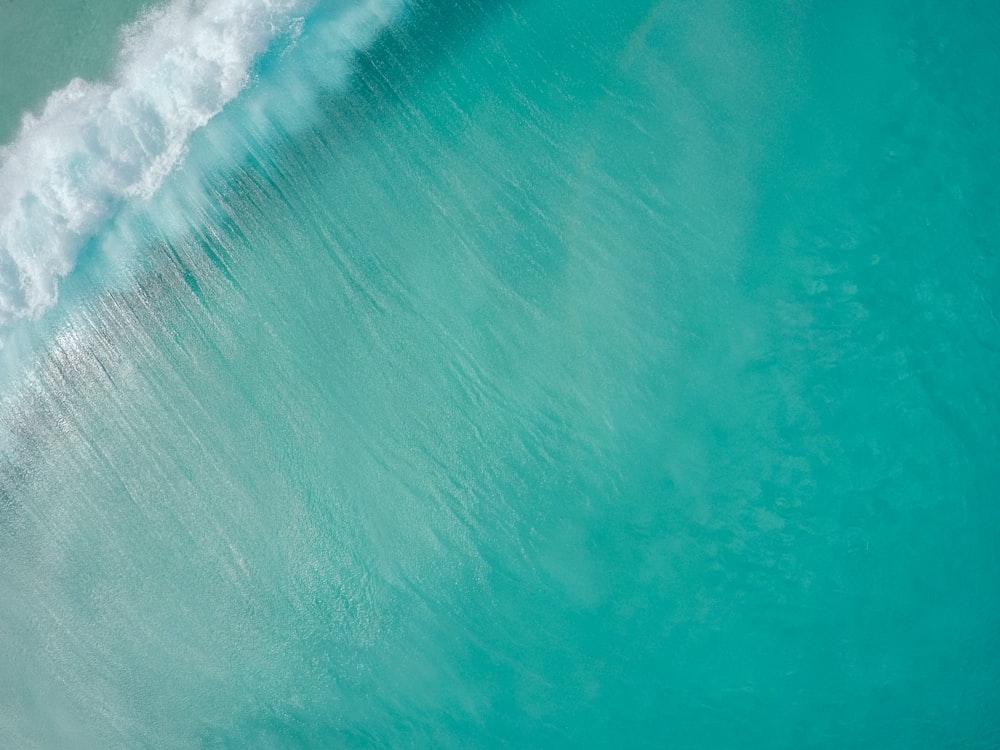 sea waves during daytime