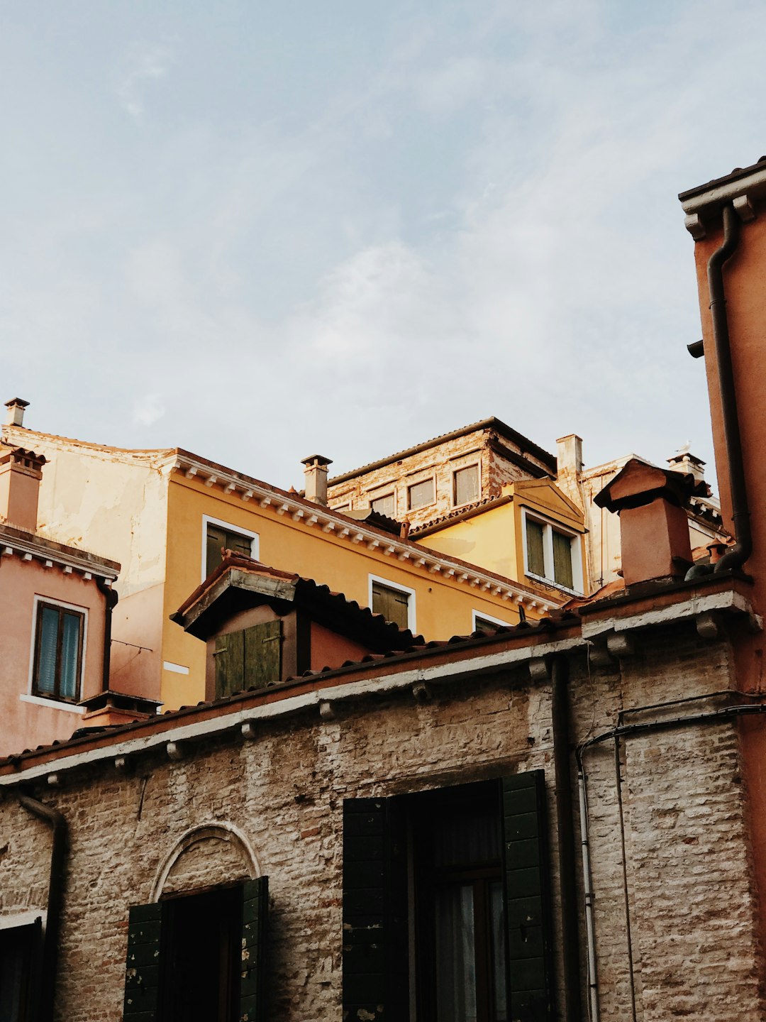 view of apartment at daytime