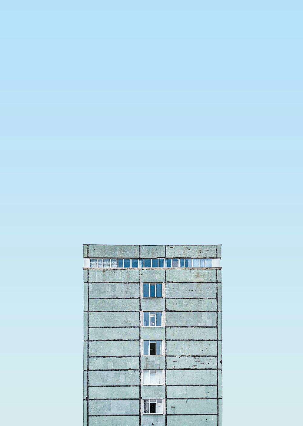 edificio in cemento grigio