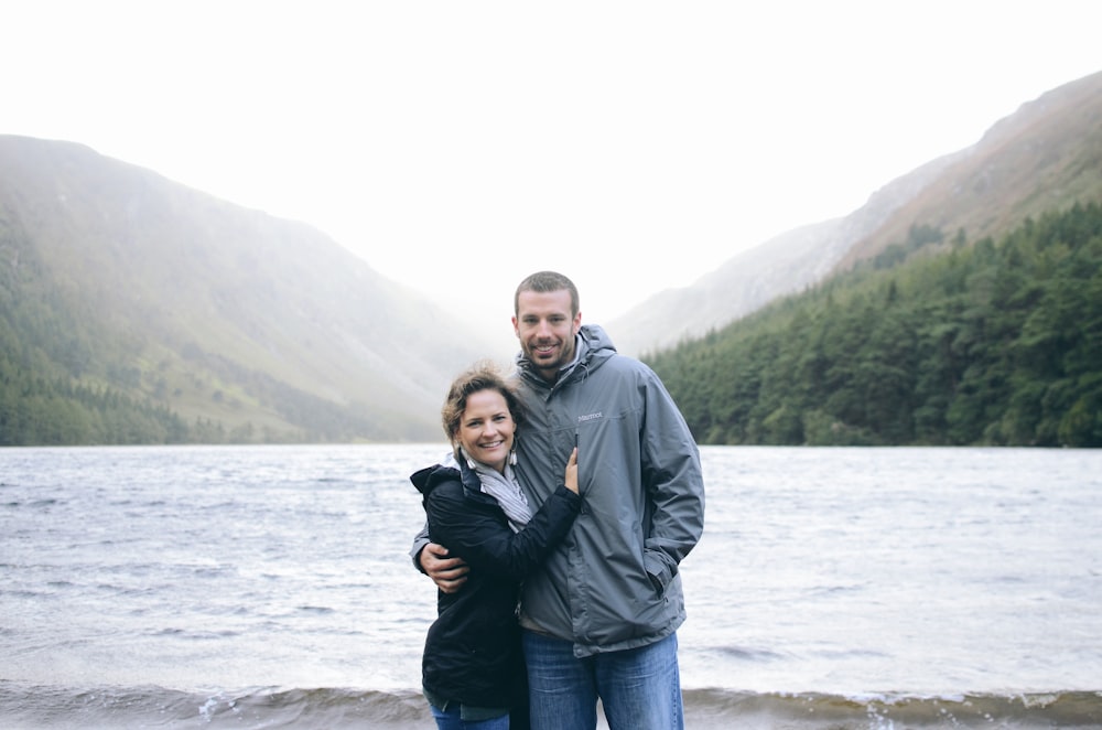 uomo e donna vicino allo specchio d'acqua