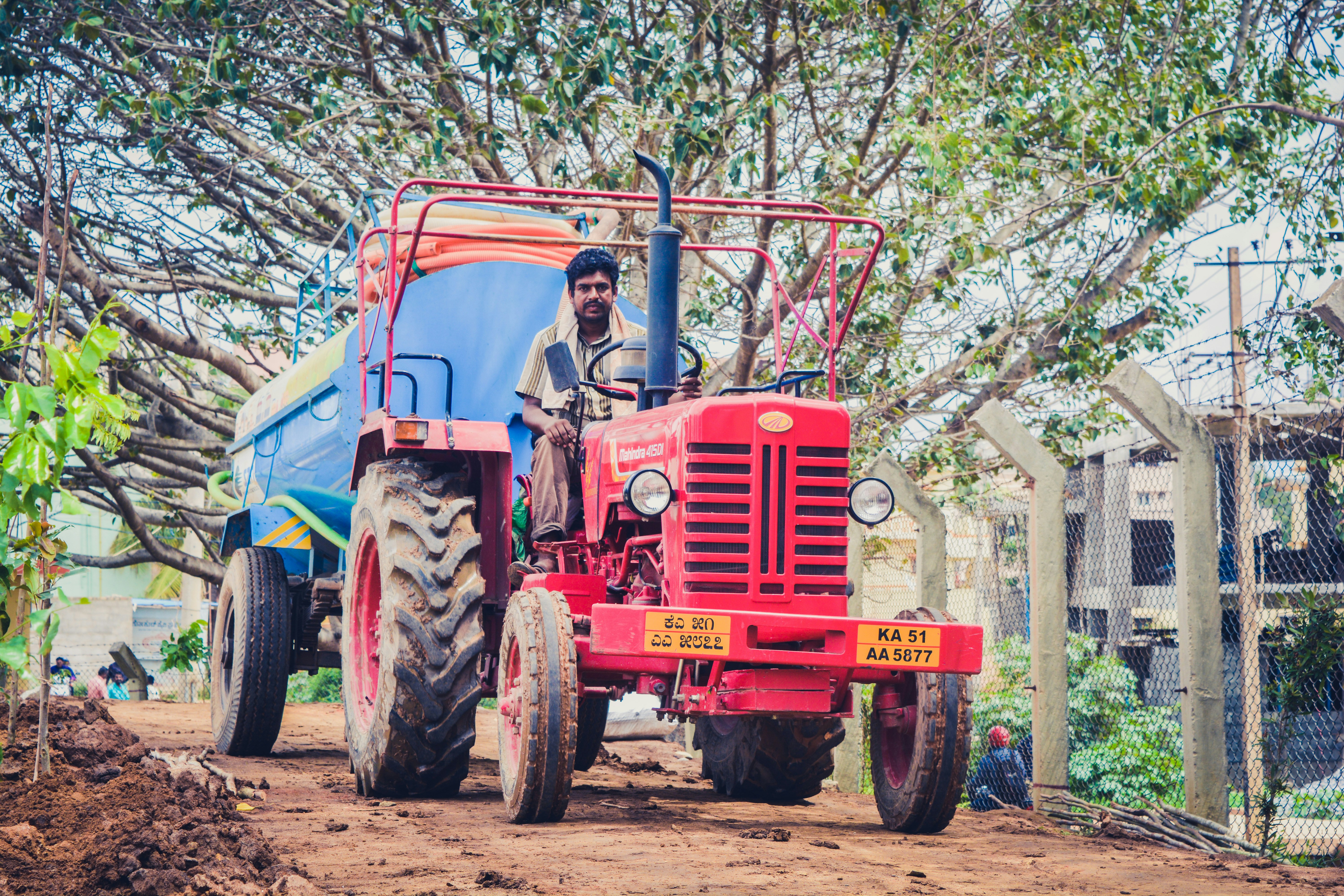 photo-1570555410562-016f19e5948d?ixid=M3wxMjA3fDB8MXxzZWFyY2h8OHx8YWdyaWN1bHR1cmUlMjBleHBvcnQlMjBzZXJ2aWNlc3xlbnwwfHx8fDE3NzE0NjUxNzh8MA\u0026ixlib=rb-4.1.0