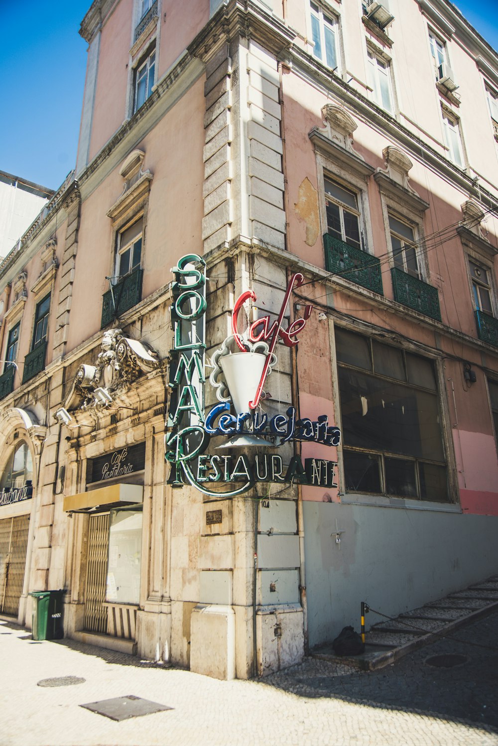 Rotes und grünes Restaurante-Schild