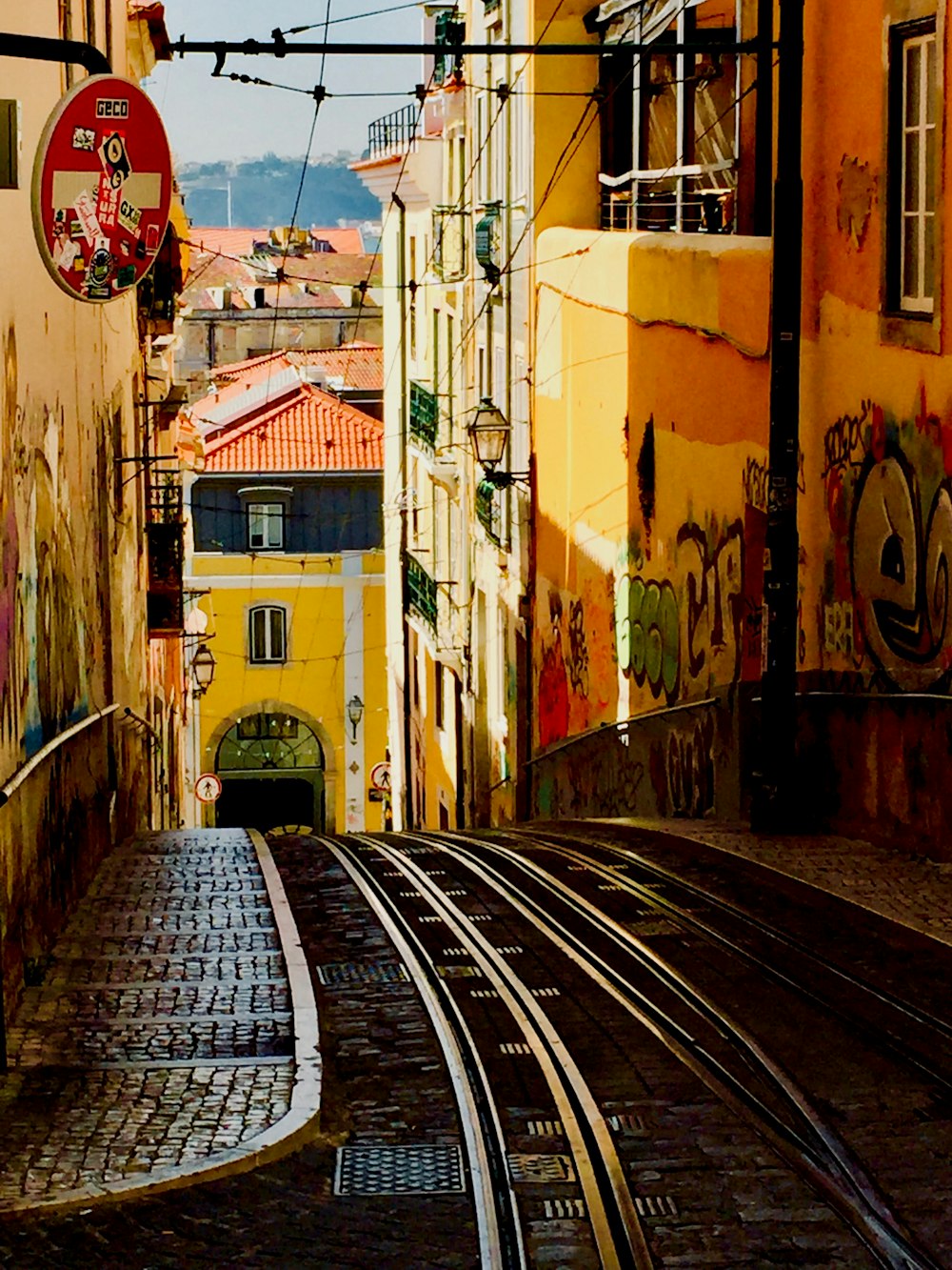 a train track going through a narrow alley way