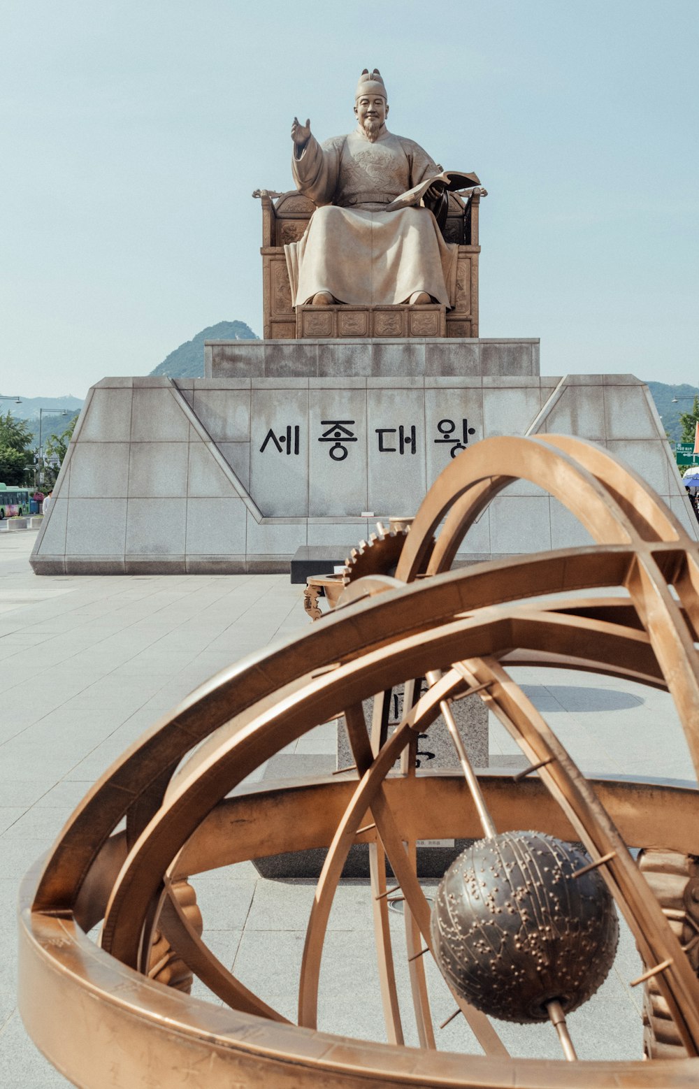 낮 동안 앉아있는 인간 동상