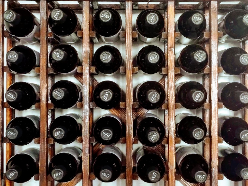 garrafas em caixa de madeira marrom