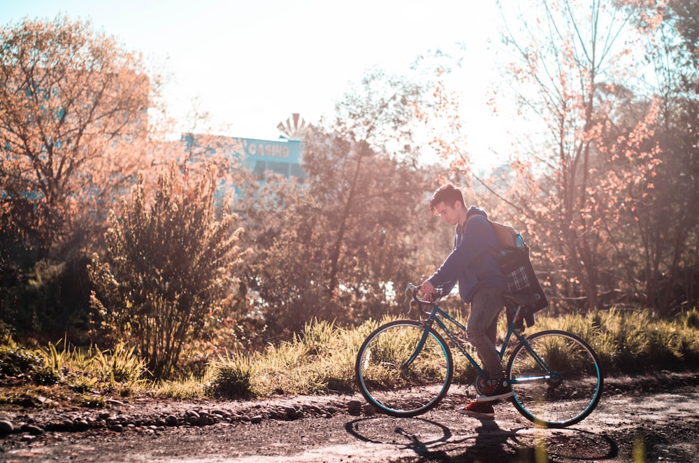 homem andando de bicicleta