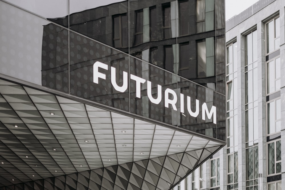 Un edificio con un letrero que dice futurum