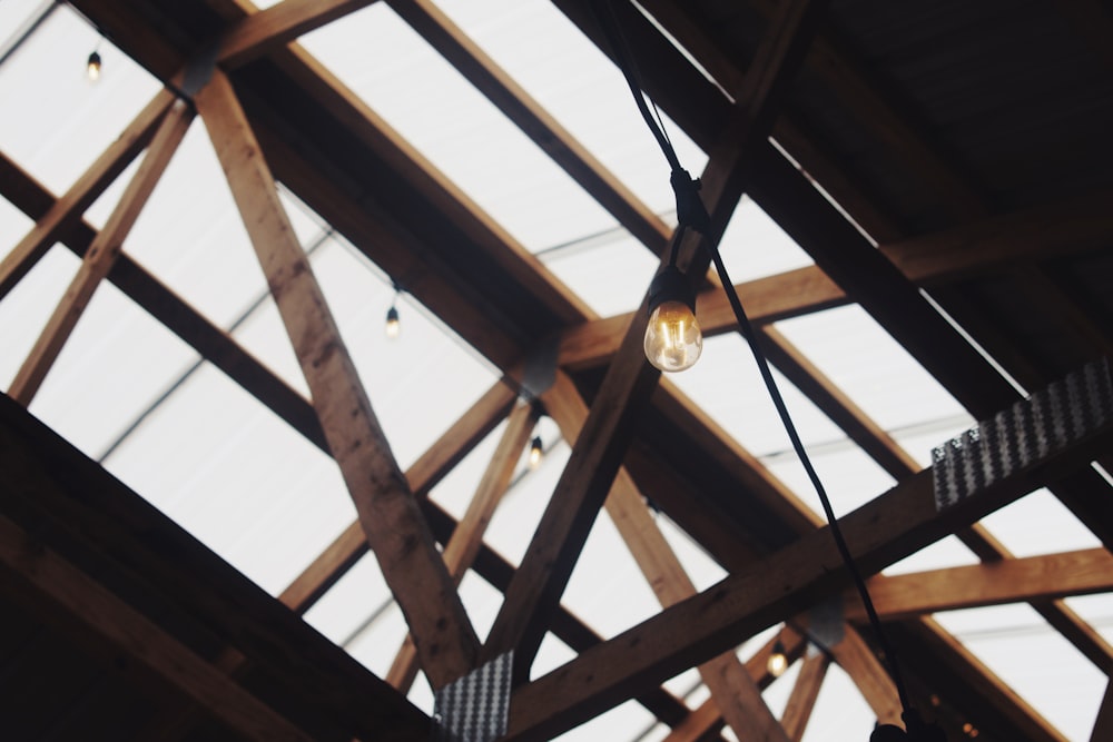 透明な屋根の茶色の木製トラス