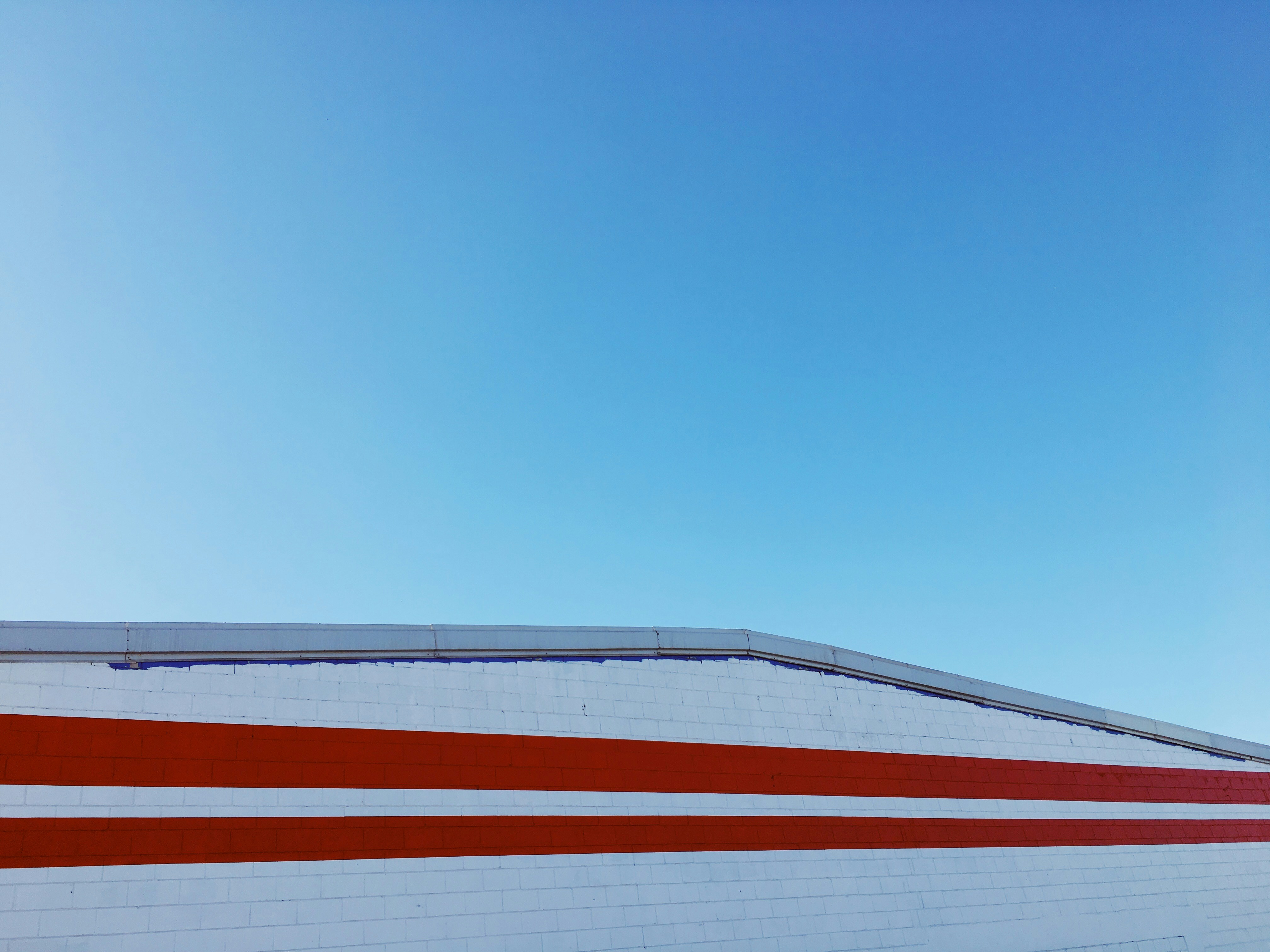 photo-1570565964355-6ebe8cb2da19?ixid=M3wxMjA3fDB8MXxzZWFyY2h8M3x8ZXNxdWlhciUyMGVuJTIwcG9ydCUyMGFpbiVDMyVBOXxlbnwwfHx8fDE3NDc2ODk2OTF8MA\u0026ixlib=rb-4.1.0
