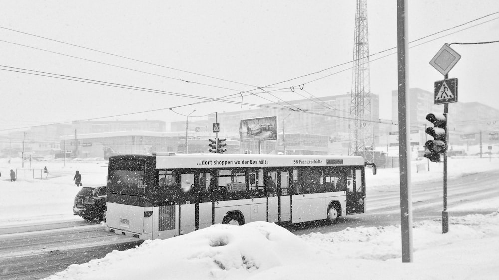 Bus mit Schnee bedeckt