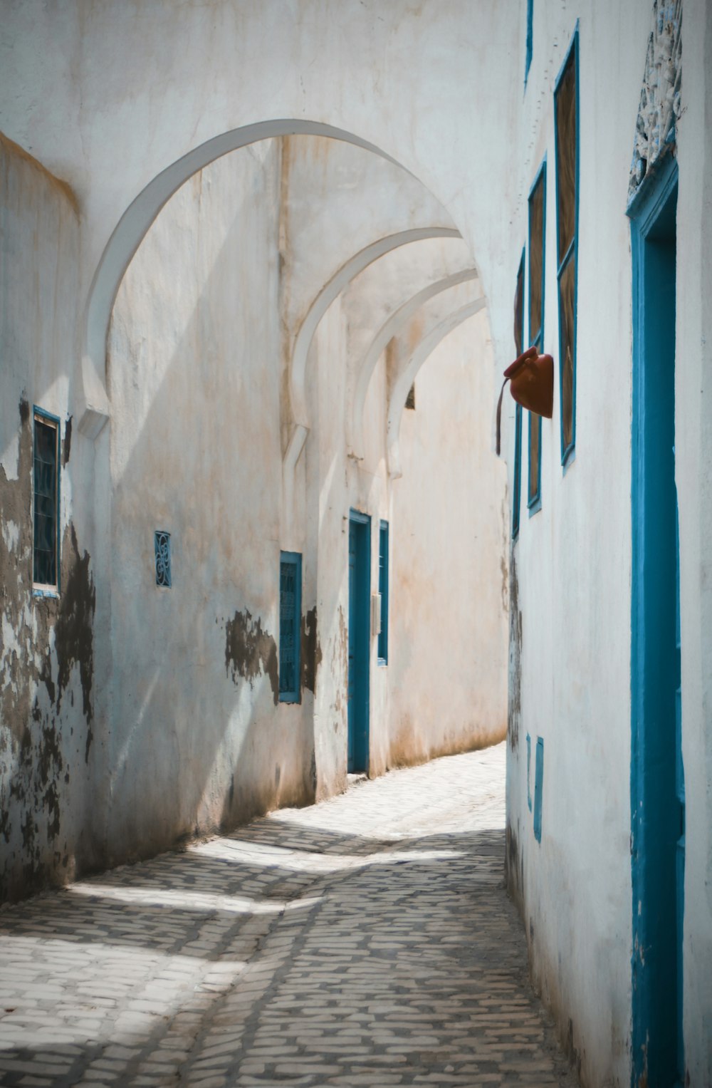 Bâtiment en béton blanc