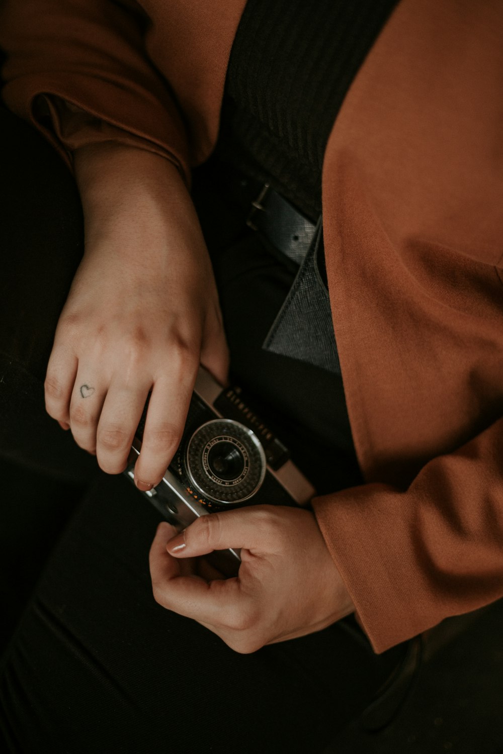 person holding black and gray camera
