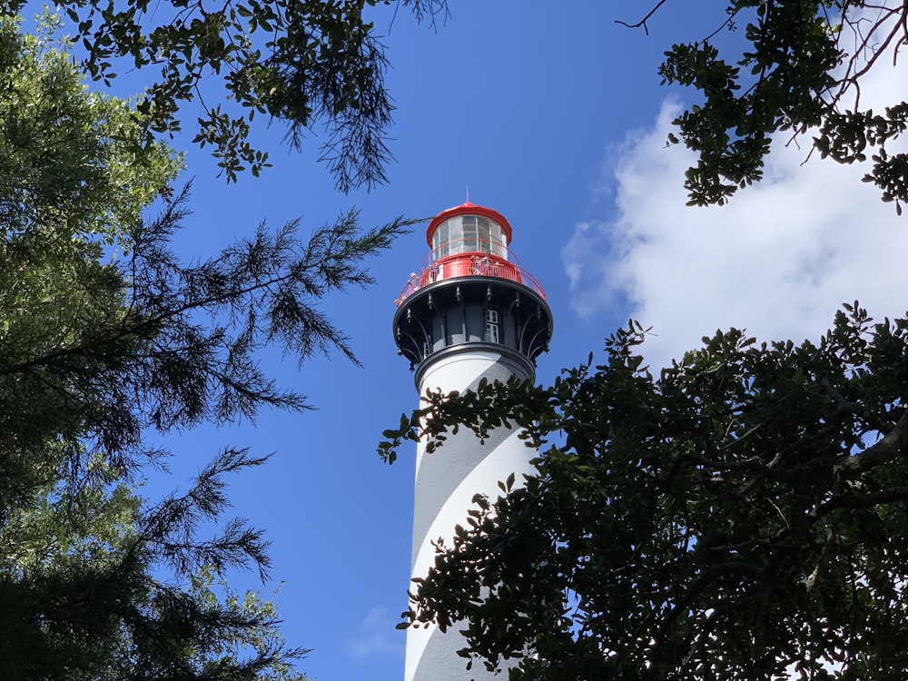 Weißer und roter Turm unter blauem Himmel während des Tages