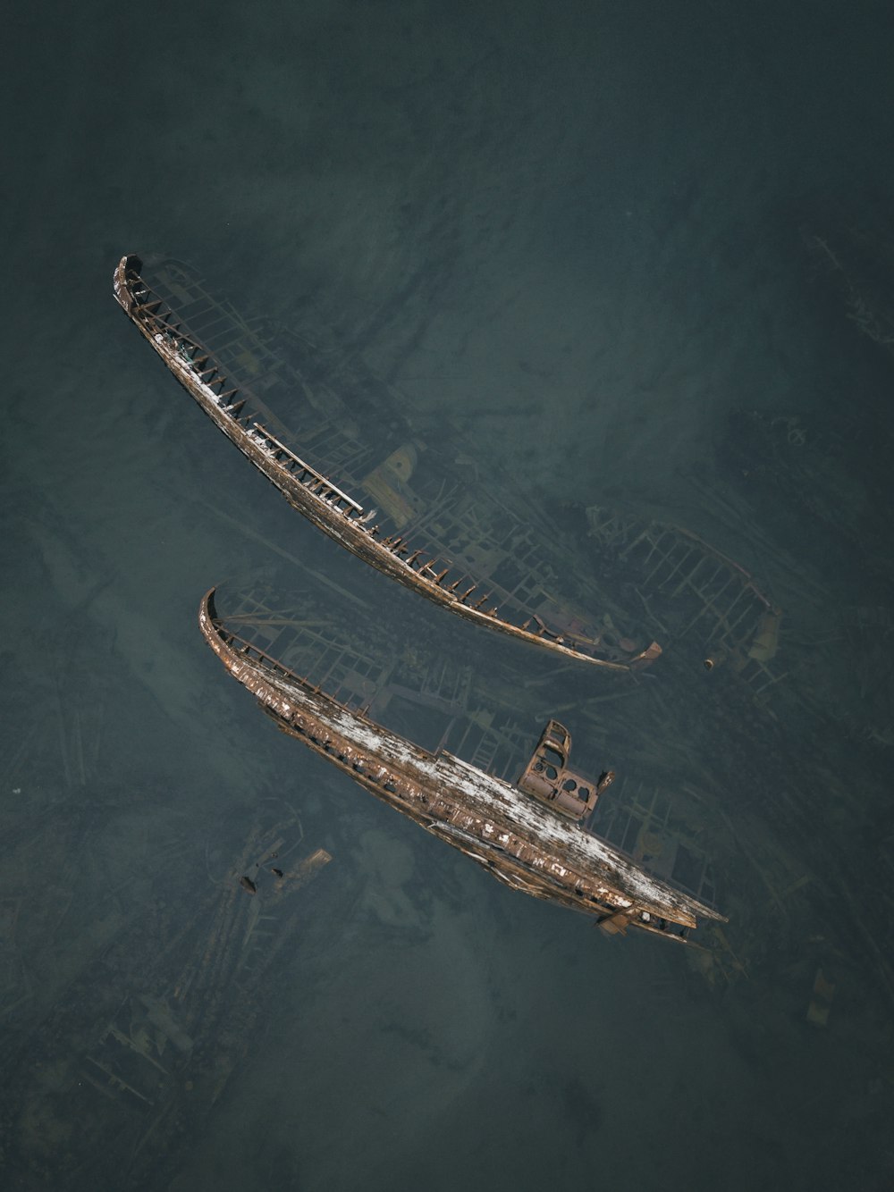 Photographie aérienne de navires coulés