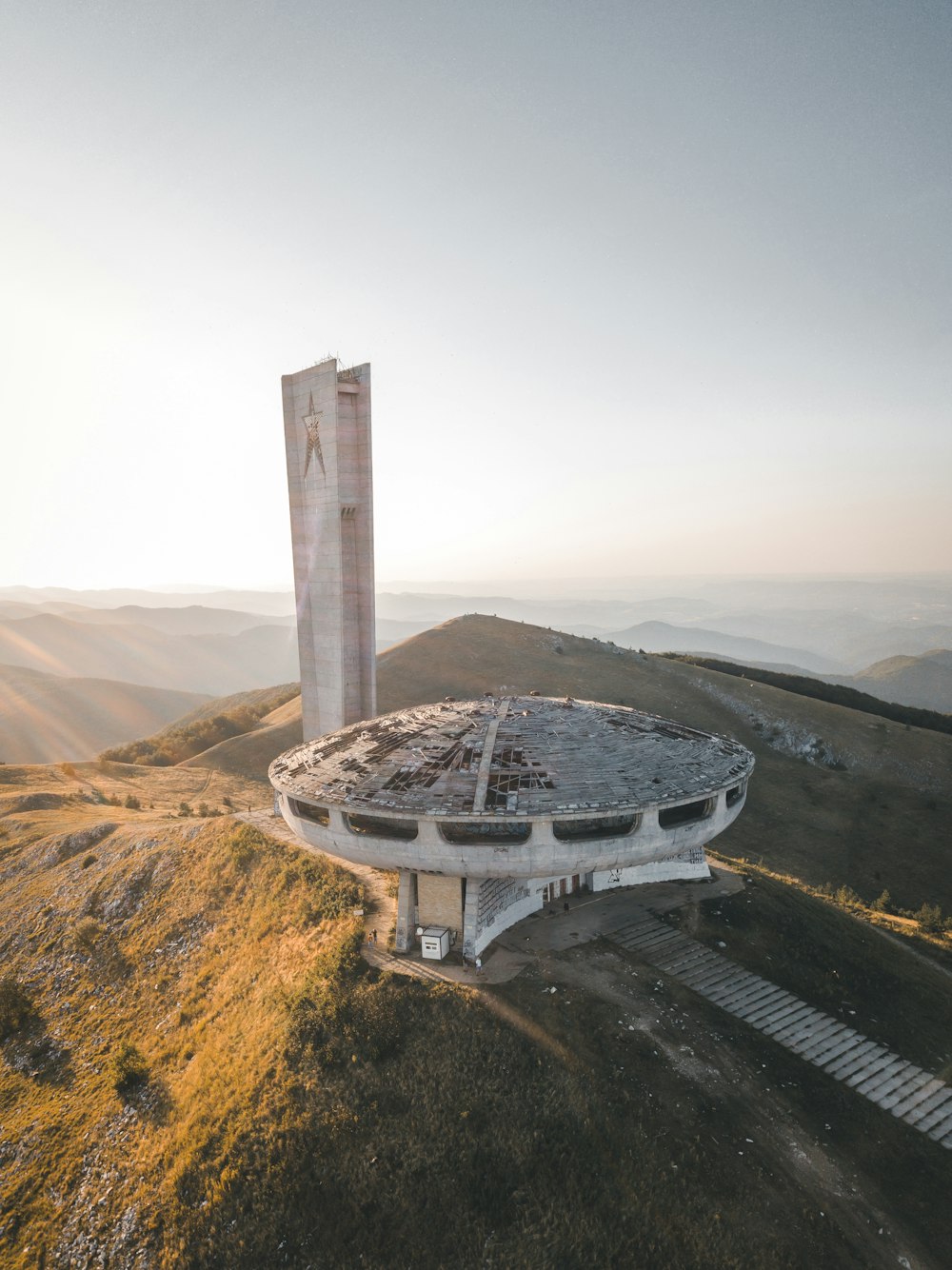 Edifício em forma de pires cinza