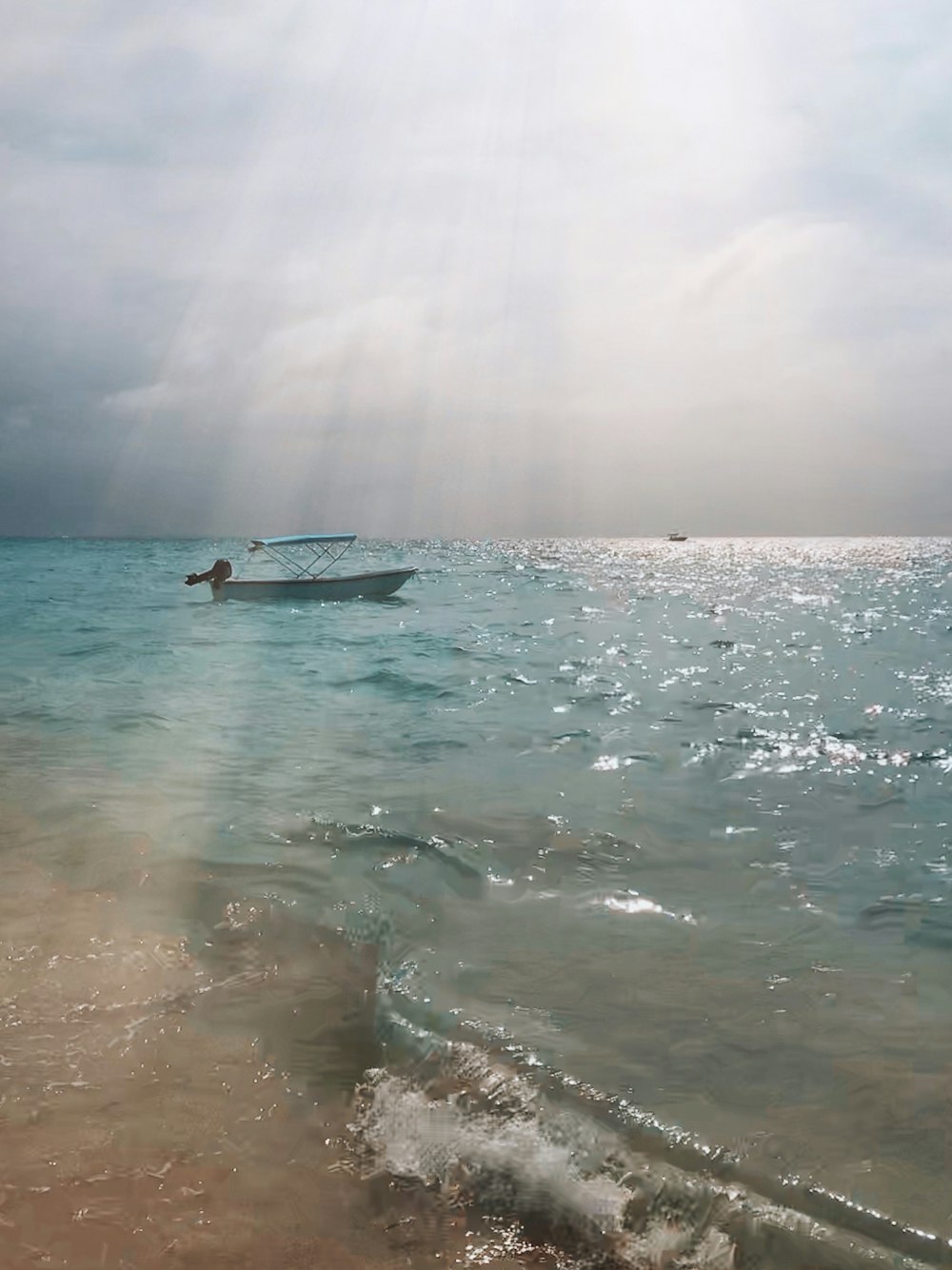 bateau gris près du bord de mer pendant la journée