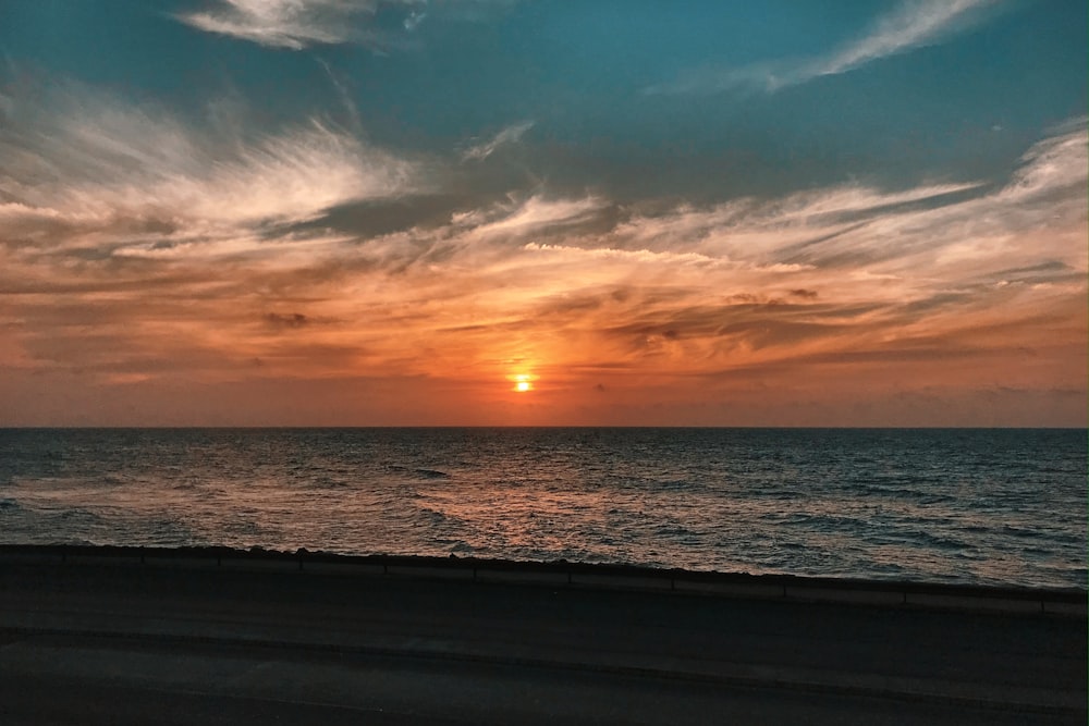 paysage de plage au coucher du soleil