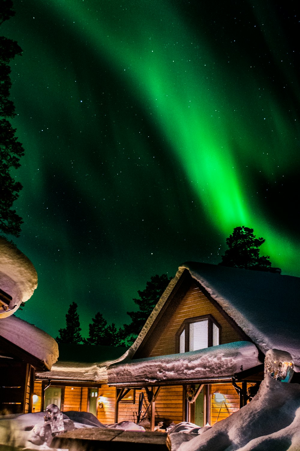 log house and green aurora phenomenon