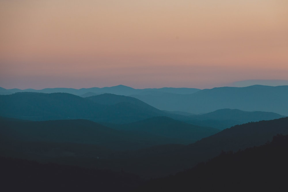 silhouette de montagnes pendant l’heure dorée