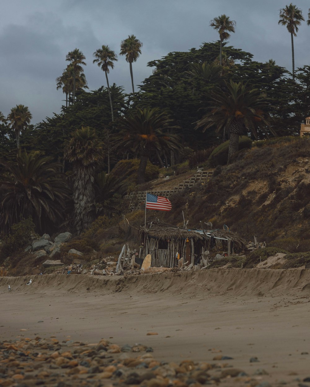 Drapeau américain sur le bord de la mer pendant la journée