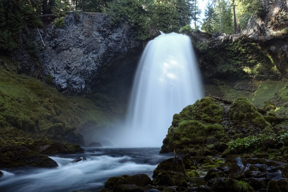 close-up photography of waterfalls during daytime