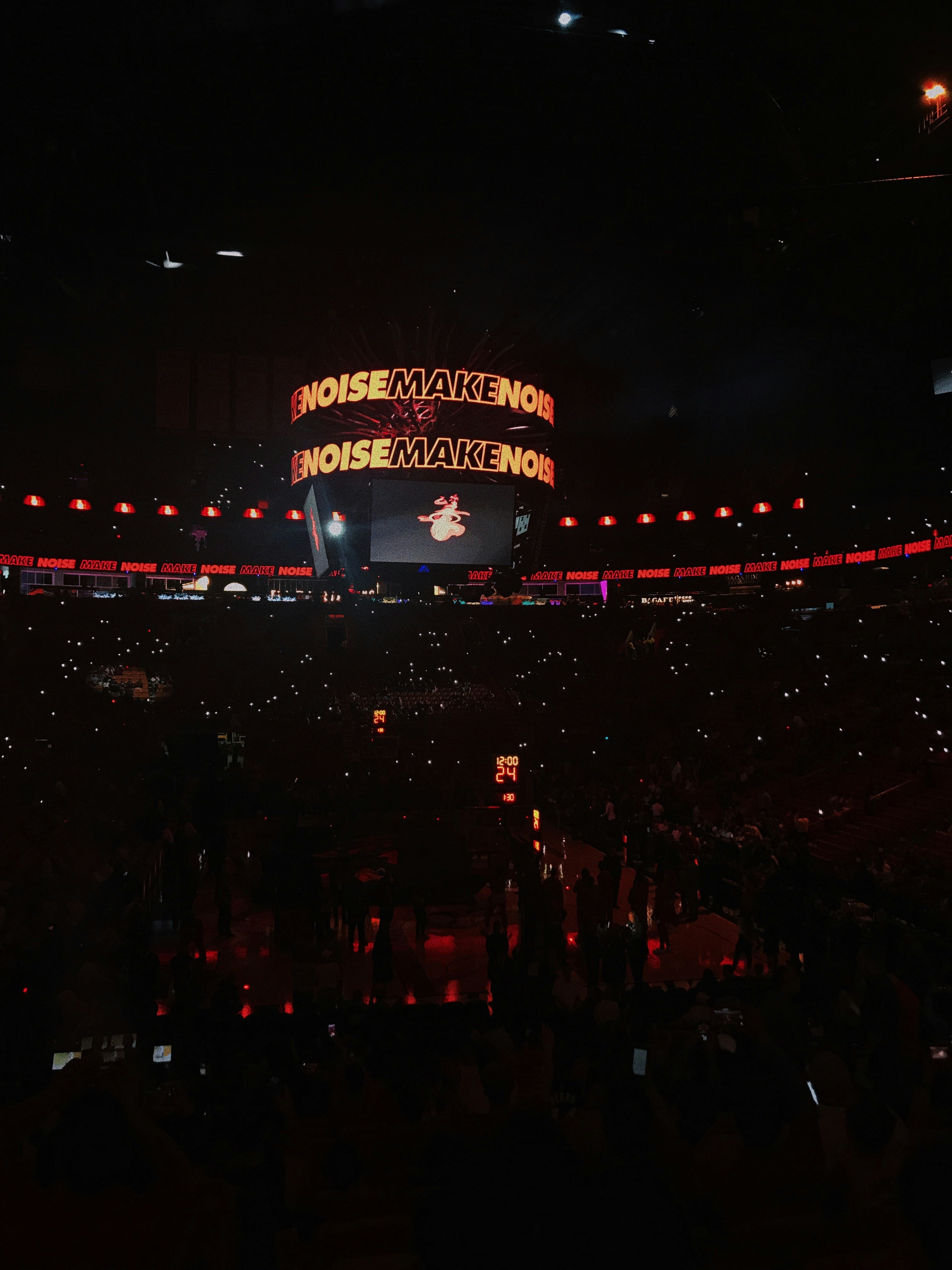 Stadion yang dipenuhi dengan banyak orang di malam hari