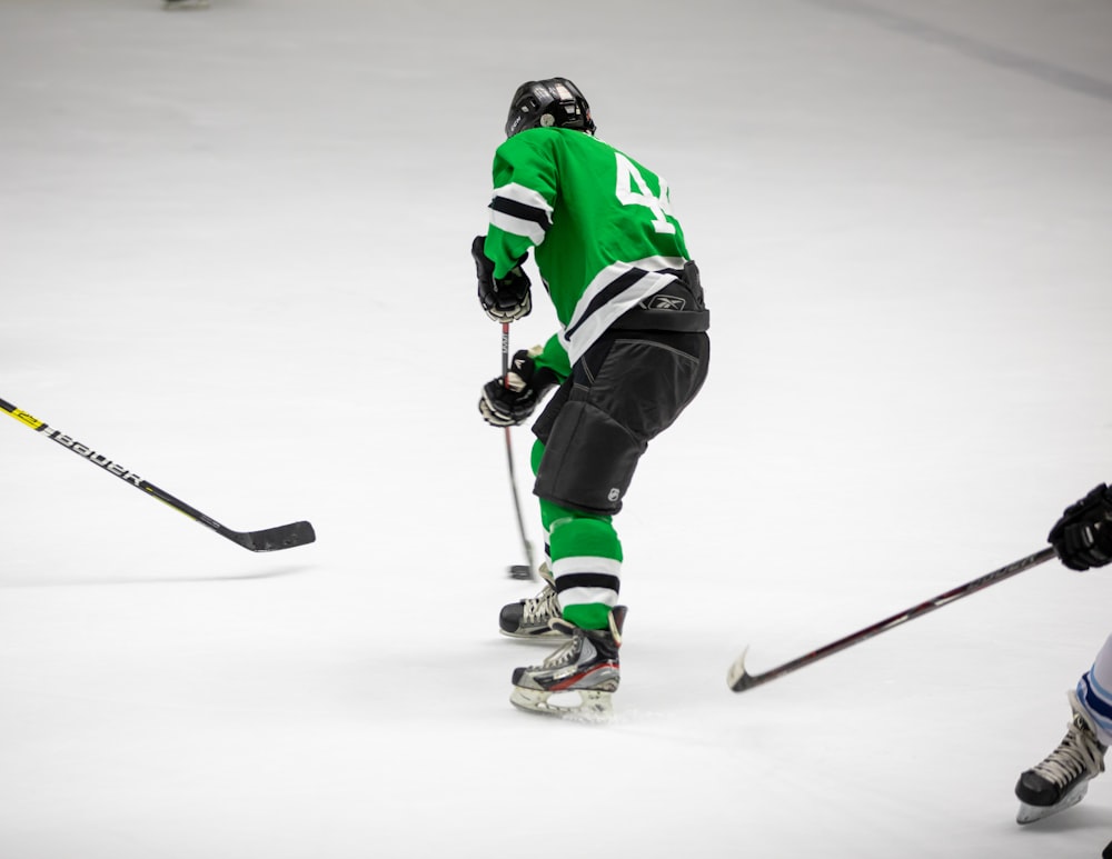 joueur de hockey portant un chandail vert