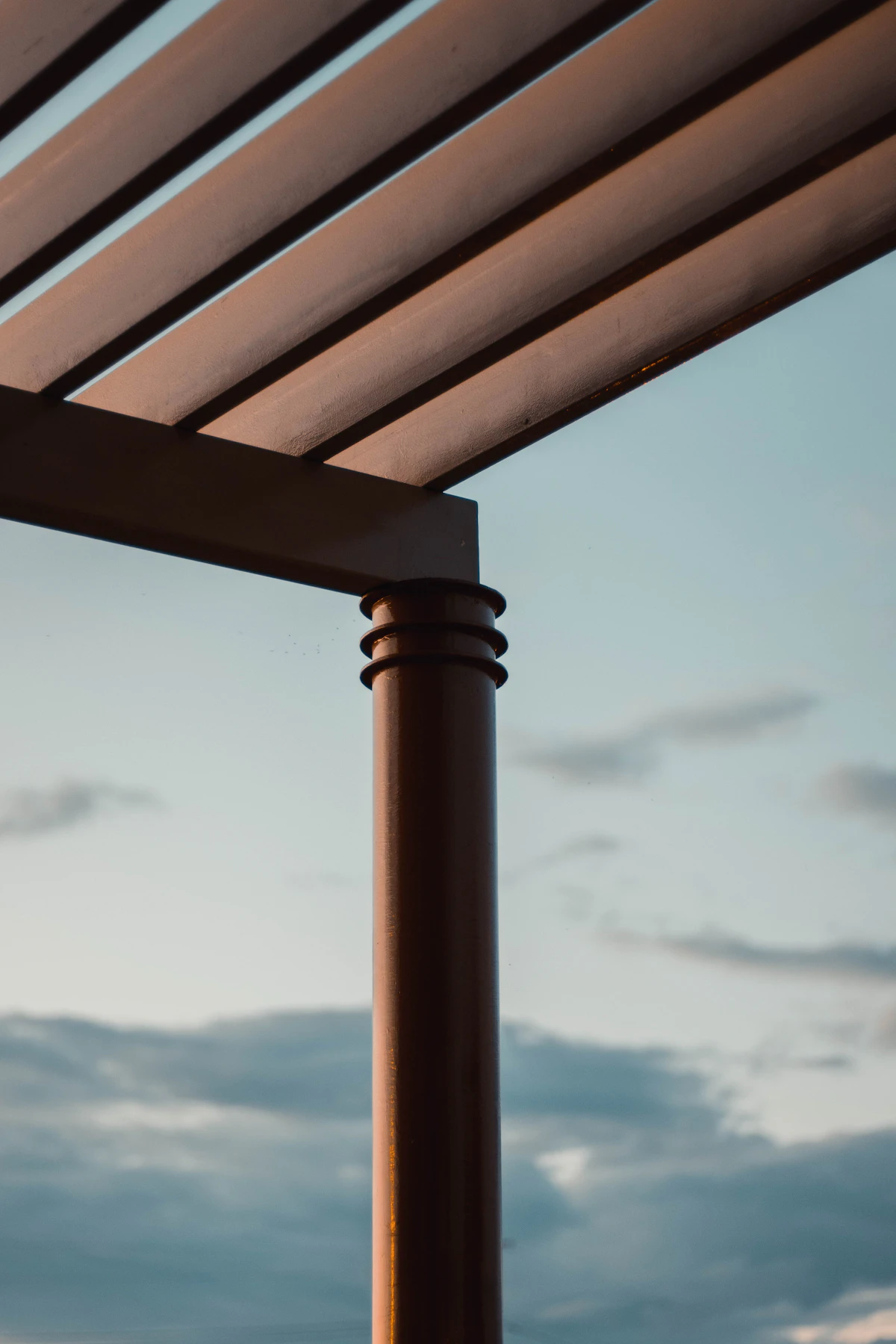 Pergola sur terrasse en bois surelevee